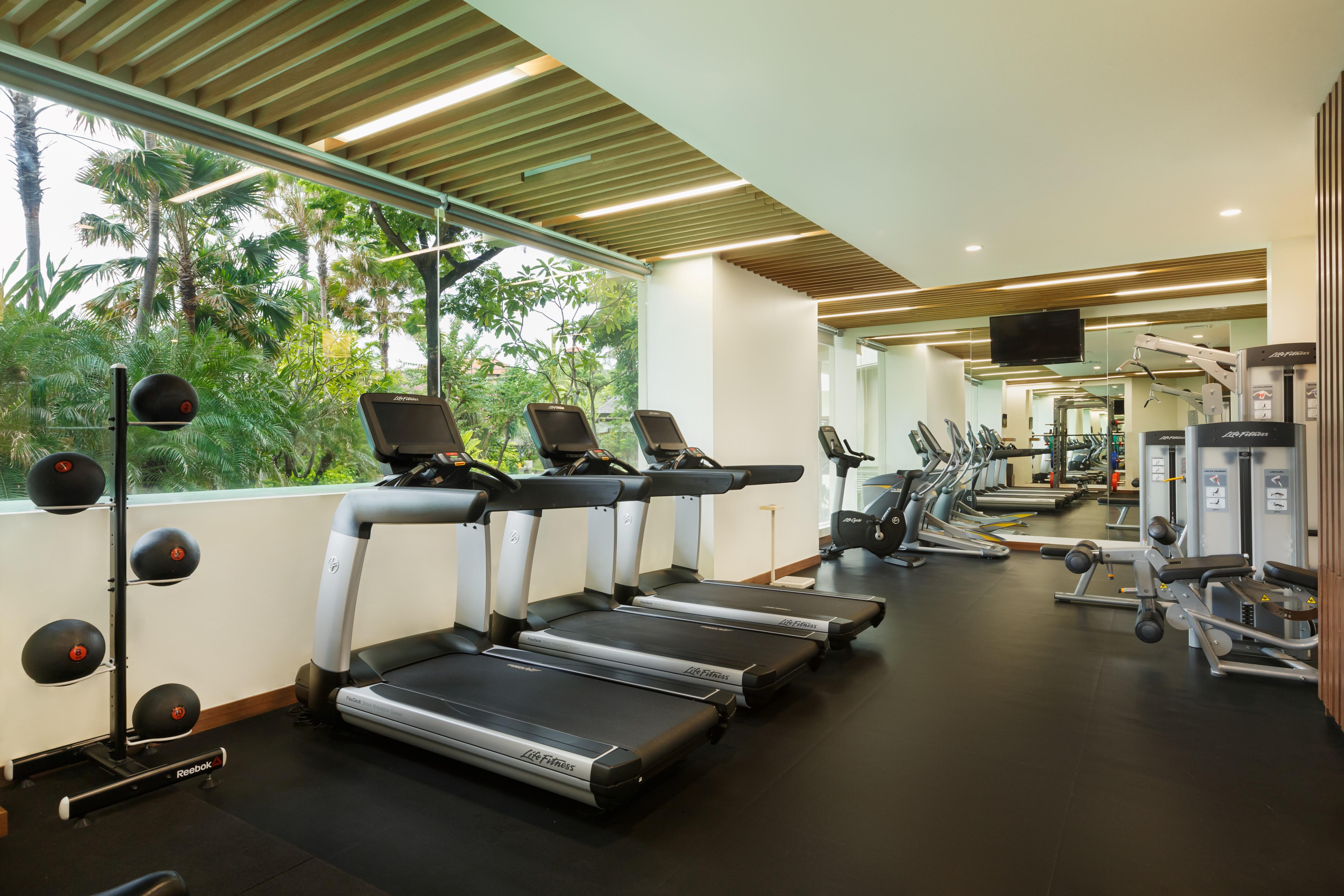 The Seminyak Beach Resort & Spa מראה חיצוני תמונה The gym at the hotel