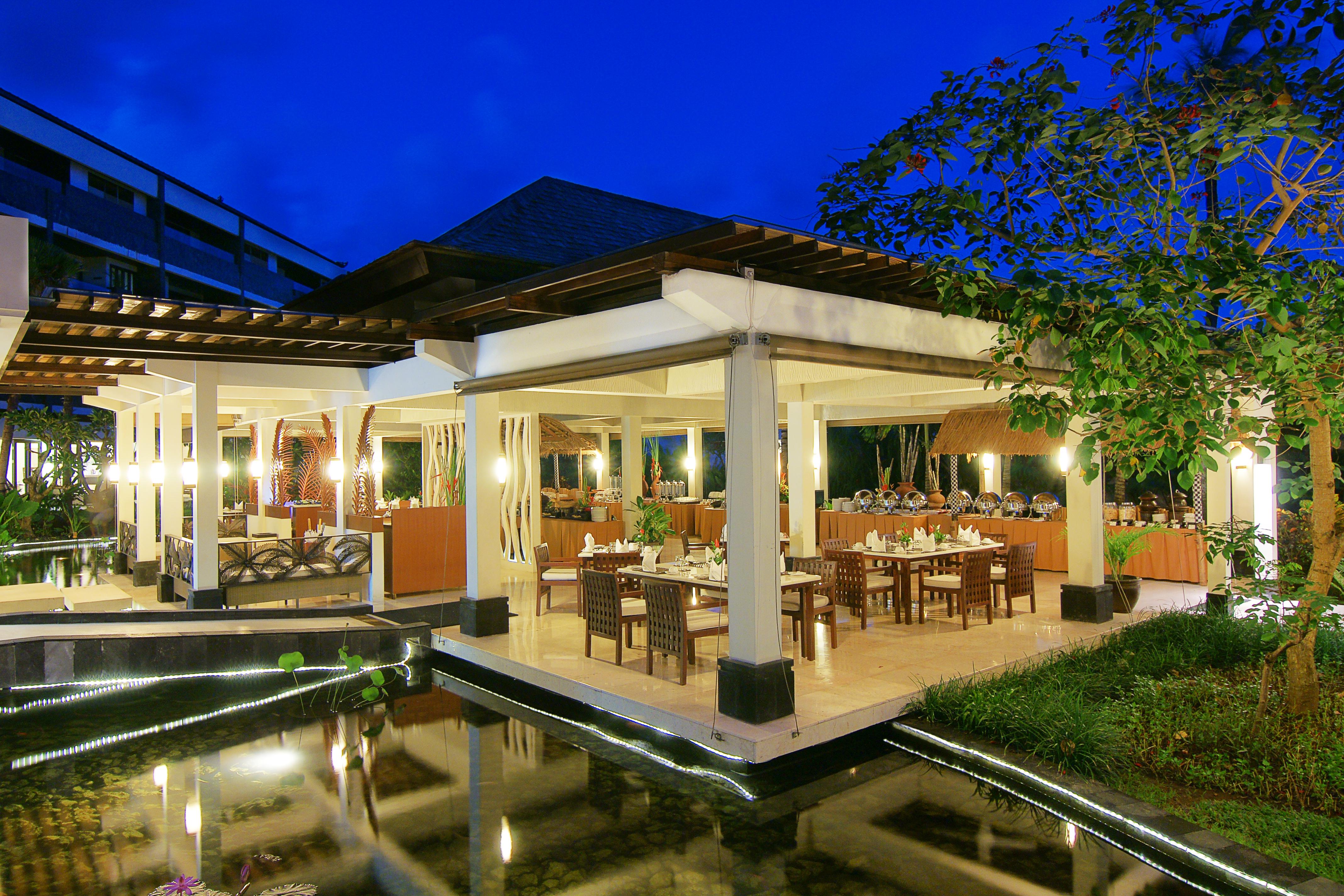 The Seminyak Beach Resort & Spa מראה חיצוני תמונה The restaurant at the hotel
